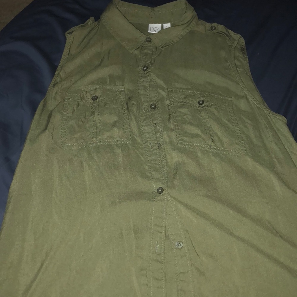 sleeveless shirt